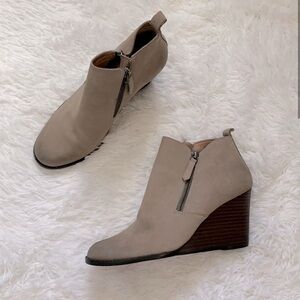 Caslon Wesley Tan Taupe Nubuck Leather Zipper Wedge Ankle Boots booties Size 7.5